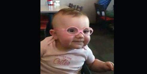 Anne ve babasını ilk kez görünce...